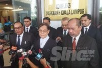 Hisyam (dua dari kanan) ketika sidang akhbar di lobi Kompleks Mahkamah Kuala Lumpur pada Isnin.