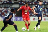 Pemain Sabah, Jose Alonso (tengah) dikawal dua pemain DPMM dalam aksi Liga Super di Stadium Likas malam tadi. Foto: Bernama