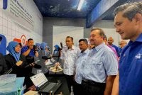 Amir (dua dari kanan) meninjau reruai yang dipamerkan oleh pelajar SMKA Al-Mashoor pada Program Tinjau Pelaksanaan Sekolah Angkat Madani TM.