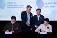 Steven (duduk, kiri) dan Milky Tan (duduk, kanan) menandatangani memeterai MOU, menandakan langkah strategik YAKIN dalam memperluaskan akses kepada perkhidmatan penjagaan kesihatan bertaraf dunia di luar Lembah Klang yang lebih dekat dengan masyarakat.