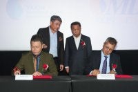 Pengarah Yakin Splendour Global Holdings Bhd, Datuk Steven Lai (depan, kiri) bersama Pengasas serta Pengarah Perubatan Hospital UMRA, Datuk Dr Mohamed Rafi Datuk Dr Mohammed Feizal memeterai Memorandum Persefahaman (MoU) sambil disaksikan  Pengasas dan Ketua Pegawai Eksekutif Kumpulan Syarikat Yakin, Dr. Patrick Tan (belakang, kiri) dan Timbalan Menteri Sains, Teknologi, dan Inovasi, Datuk Dr Mohammad Yusof Apdal Timbalan Menteri Sains, Teknologi, dan Inovasi