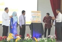 Mohd Azlan (dua dari kanan) menyempurnakan perasmian Program ASCEND dan Program SAFE di Dewan Tuanku Bainun, SMK Raja Permaisuri Bainun, Ipoh pada Isnin.