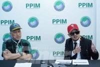 Caprice (kanan) dan Nadzim dalam Wawancara Khas Bersama PPIM & Caprice bertajuk 'Jual Dadah Online, Perlu Tunggu Aduan Baru Bertindak?' yang berlangsung di Sembang-Sembang Cafe. Foto: Rosli Talib