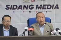 Jafry (kanan) pada sidang akhbar di Kota Kinabalu.
