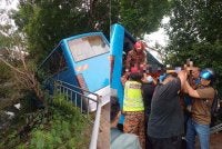 Pemandu bas yang tersepit berjaya dibawa keluar dan dibawa ke Hospital Pulau Pinang untuk rawatan lanjut. Foto JBPM