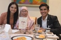 Syed Saddiq dan Bella berkesempatan bertemu Wan Azizah untuk menghantar kad undangan perkahwinan. Foto FB Syed Saddiq