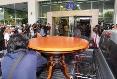Meja yang menjadi tumpuan lensa petugas media selepas dirampas pihak berkuasa.