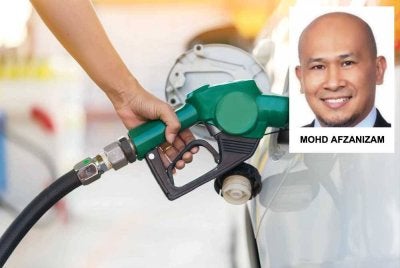 Harga minyak yang tinggi meningkatkan kos subsidi bahan api. - gambar hiasan 