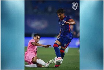 Daniesh (kanan) tampil dengan permainan bertenaga, larian pantas serta berani mencabar pertahanan lawan. - FOTO: FB Johor Southern Tigers 