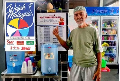 Syed Akir meneruskan legasi gerai minum diusahakan ayahnya sejak 1976.