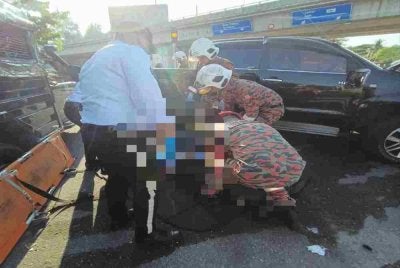 Lelaki dilaporkan maut selepas terbabit dalam kemalangan melibatkan lapan kenderaan di kawasan jejambat menghala ke Luyang, Kota Kinabalu.