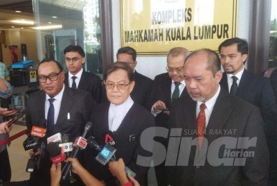 Hisyam (dua dari kanan) ketika sidang akhbar di lobi Kompleks Mahkamah Kuala Lumpur pada Isnin.