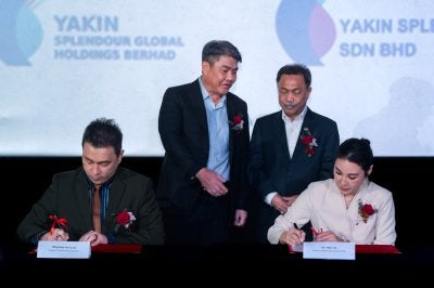 Steven (duduk, kiri) dan Milky Tan (duduk, kanan) menandatangani memeterai MOU, menandakan langkah strategik YAKIN dalam memperluaskan akses kepada perkhidmatan penjagaan kesihatan bertaraf dunia di luar Lembah Klang yang lebih dekat dengan masyarakat.