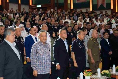 Awang Alik (dua dari kiri) mengiringi Menteri Dalam Negeri, Datuk Seri Saifuddin Nasution Ismail hadir pada Perhimpunan Bulanan Kementerian Dalam Negeri (KDN) di Kompleks Setia Perkasa, pada Isnin. Foto Bernama