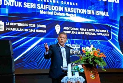 Saifuddin Nasution Ismail menyampaikan ucapan pada Perhimpunan Bulanan Kementerian Dalam Negeri (KDN) di Kompleks Setia Perkasa, pada Isnin. Foto Bernama 