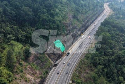 Laluan Lebuhraya PLUS di KM 263.6 arah selatan berhampiran Terowong Menora disahkan selamat digunakan selepas insiden gelongsoran tanah pada Jumaat lalu.