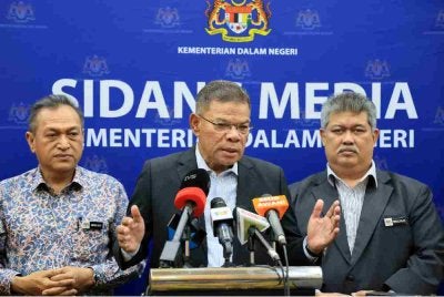 Saifuddin Nasution pada sidang media selepas menghadiri Perhimpunan Bulanan Kementerian Dalam Negeri (KDN) dan Peluncuran "AI Human Digital" di Kompleks Setia Perkasa, pada Isnin. Turut sama, Ketua Setiausaha KDN, Datuk Dr Awang Alik Jeman (kiri) dan Timbalan Ketua Setiausaha (Keselamatan) KDN, Datuk Abdul Halim Abdul Rahman. Foto Bernama 
