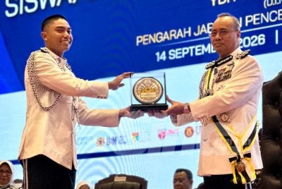 Noor Hisam (kanan) yang menyampaikan sijil kepada Inspektor Kor Sukarelawan Simpanan Polis Siswa. Foto SINAR HARIAN/ADILA SHARINNI WAHID