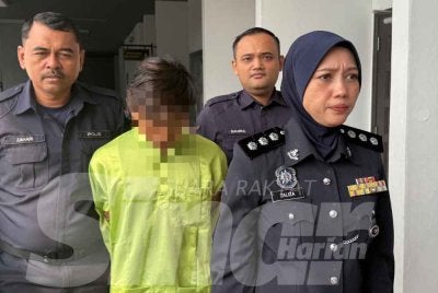 Suspek direman lima hari bagi membantu siasatan amang seksual terhadap pelajar lelaki. 
