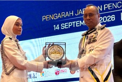 Noor Hisam (kanan) menyampaikan sijil kepada pelatih terbaik. -Foto: SINAR HARIAN / ADILA SHARINNI WAHID