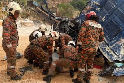 Anggota bomba menjalankan kerja-kerja penyelamatan menggunakan peralatan hidraulik bagi mengeluarkan mangsa yang tersepit di dalam kenderaan. - Foto: JBPM
