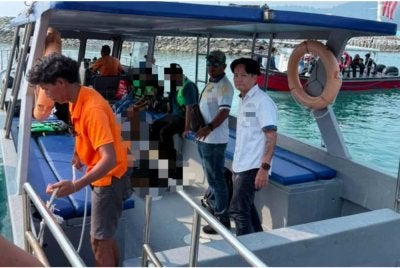 Mangsa dibawa ke darat menggunakan bot sebelum dihantar ke Klinik Kesihatan Kampung Tekek dan disahkan meninggal dunia oleh doktor bertugas.