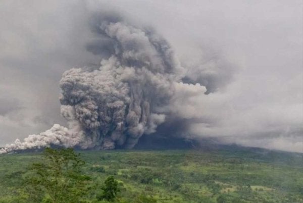 Gunung Semeru di Jawa Timur meletus tiga kali pada pagi Isnin.