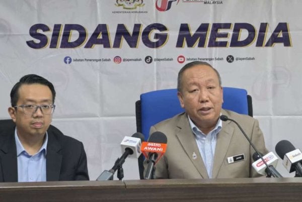 Jafry (kanan) pada sidang akhbar di Kota Kinabalu.