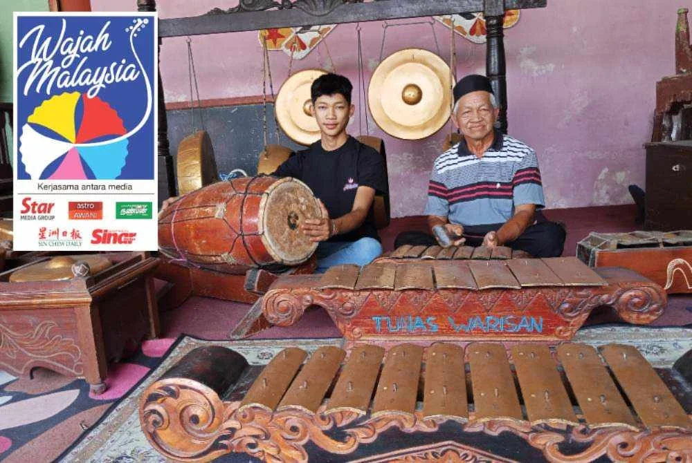 Amar Abu (kanan) bersama anaknya, Mohd Nizal Amar meneruskan usaha mempertahankan seni gamelan sebagai warisan budaya masyarakat Jawa di Kampung Permatang Duku, Benut.