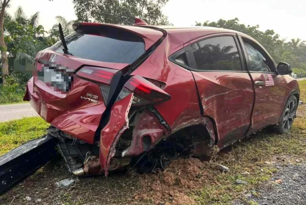 Keadaan SUV yang terbabit kemalangan maut di Jalan Mempaga-Sertik, Bentong pada Isnin. Foto polis Bentong