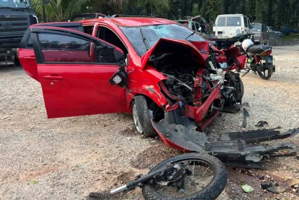 Pemandu dan penumpang Myvi dipercayai menghilangkan diri selepas kemalangan. Foto polis Bentong