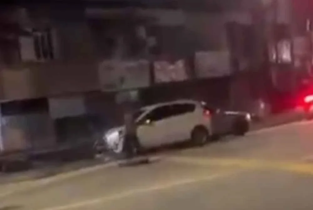 Tiga lelaki dipercayai terlibat dalam kegiatan curi kabel di Jalan Reko diberkas pada Isnin.