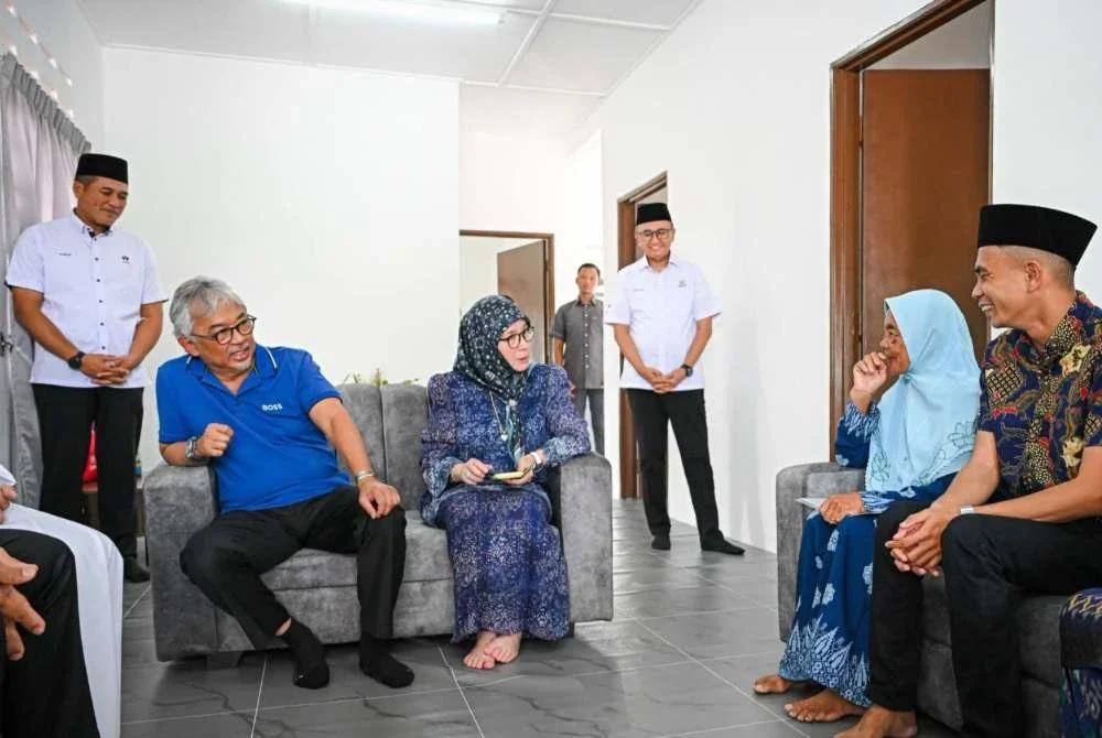 Al-Sultan Abdullah bersama Tunku Azizah berkenan menyantuni salah satu keluarga penerima pada Majlis Pengurniaan Kunci Rumah Ru’RASA Fasa 2 Daerah Kuantan dan Jerantut di sini pada Isnin. Foto: FB Kesultanan Pahang