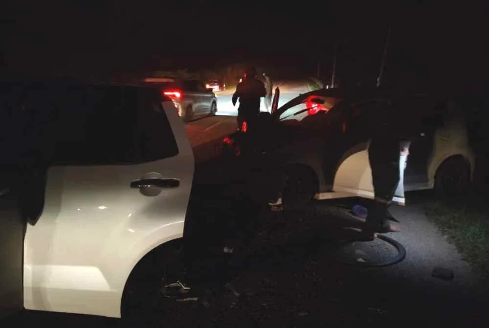 Kereta mangsa juga dilanggar dari arah belakang oleh sebuah Perodua Myvi yang dipandu seorang lelaki berusia 31 tahun.