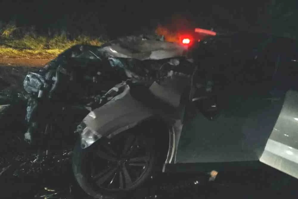 Keadaan kereta mangsa selepas terlibat kemalangan di Kilometer 160 Jalan Jerangau-Jabor berhampiran Kampung Sungai Pergam di Kemaman pada Isnin.