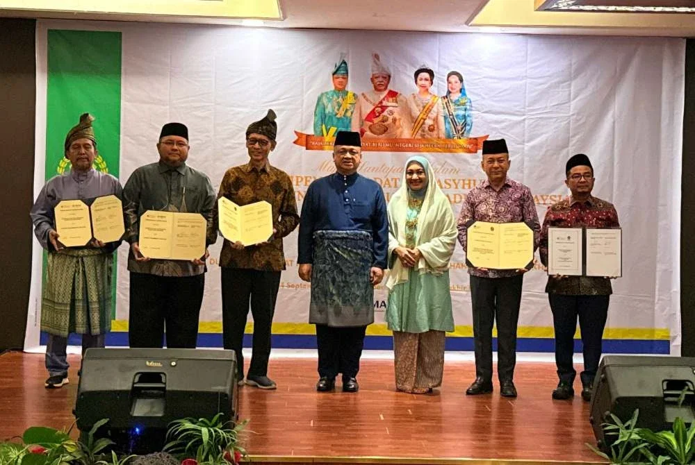 Tuanku Syed Faizuddin Putra Jamalullail (tengah) dan Tuanku Dr Lailatul Shahreen Akashah Khalil (tiga dari kanan) menyaksikan majlis MoU UniMAP dengan Diktilitbang PP Muhammadiyah di Medan pada Isnin. Foto: UNIMAP