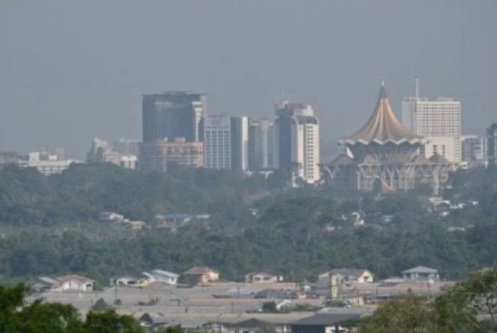 Tiga kawasan di Sarawak merekodkan bacaan tidak sihat iaitu Serian, Samarahan dan Kuching. Foto fail Bernama