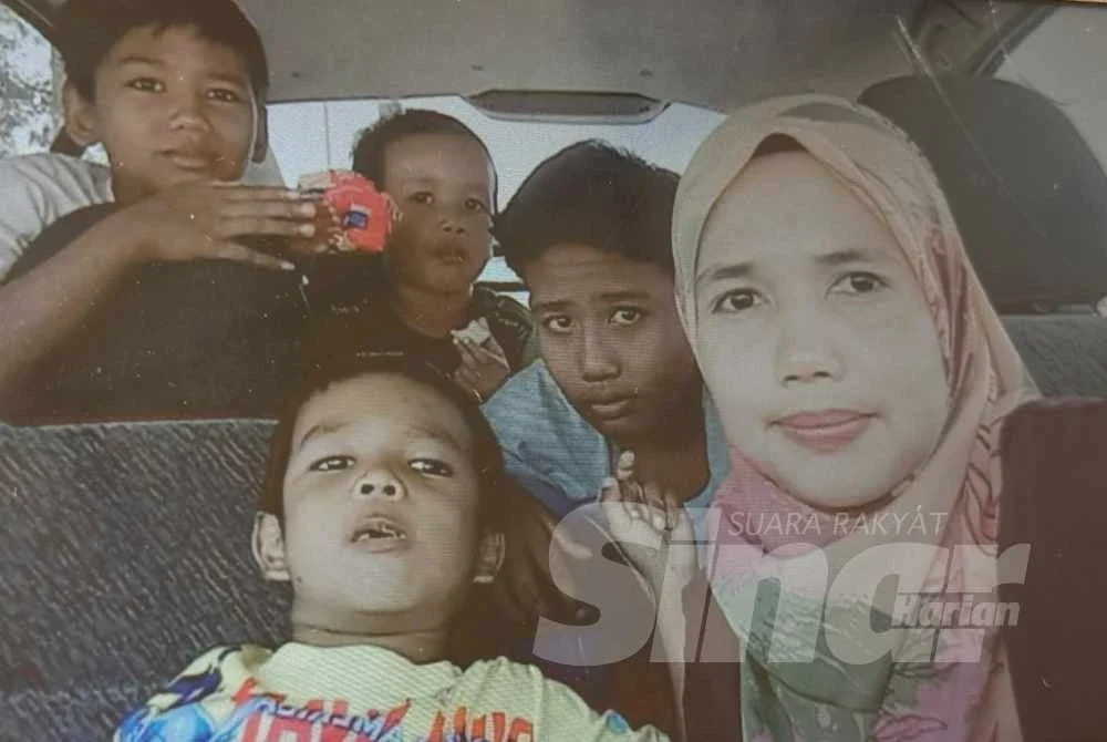 Gambar kenangan Muhamad Aeril Aziz (belakang, kiri) dan Muhammad Arif Naufan (depan, kiri) bersama keluarganya.