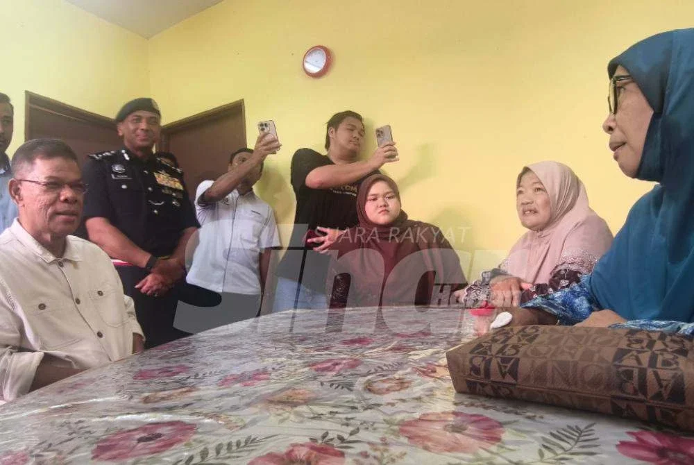 Saifuddin Nasution (kiri) melawat Nurul Arini (tiga dari kanan) dan ibunya di rumah mereka di Kampung Bukit Tembok, Port Dickson pada Selasa.