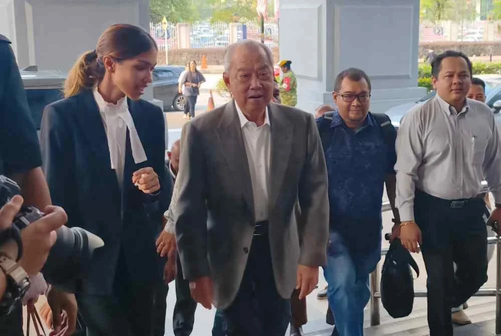 Muhyiddin (dua dari kiri) hadir ke Mahkamah Tinggi Kuala Lumpur pada Selasa.
