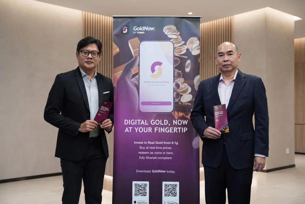 Ketua Pegawai Eksekutif Tomei Digital, Geh Yang Chia (kiri) dan Pengarah Urusan Kumpulan Tomei Consolidated Berhad, Datuk Ng Yih Pyng memperkenalkan dua ciri baharu GoldNow iaitu Gold Savings dan Gold Gifting.