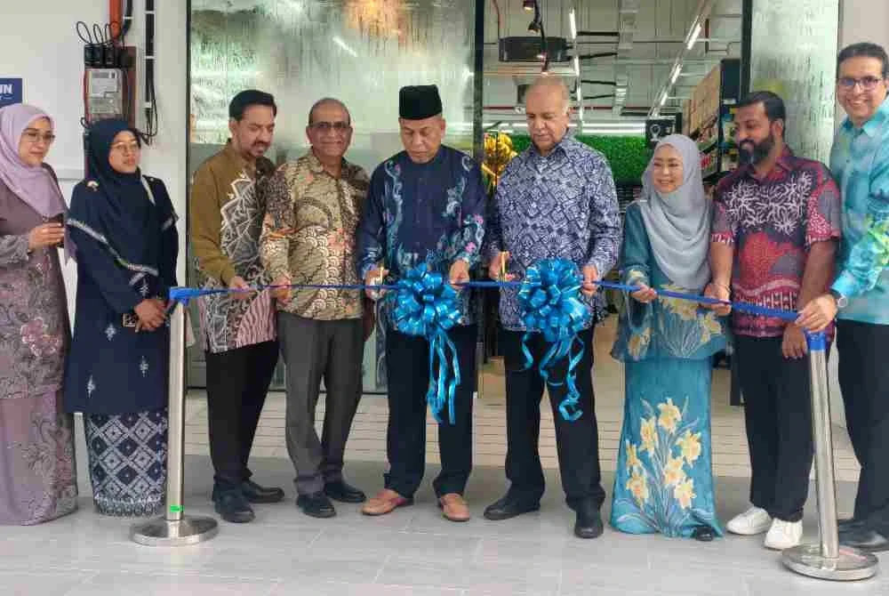 Abdul Fatah (lima dari kanan) dan Ameer (empat dari kanan) memotong reben merasmikan pembukaan Mydin Mart Port Dickson.