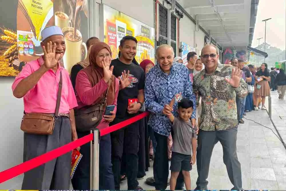 Ameer (dua dari kanan) beramah mesra dengan pelanggan Mydin Mart Port Dickson.