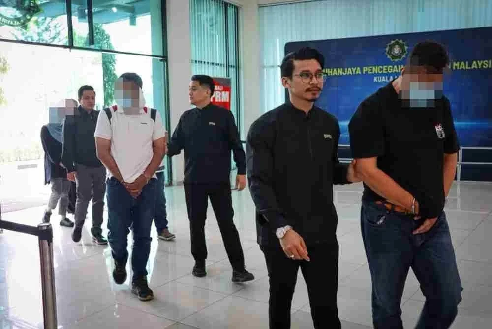 Empat individu direman SPRM untuk siasatan kes dokumen mengandungi butir matan palsu bagi pembekalan makanan haiwan kira-kira RM1.8 juta. Foto: SPRM