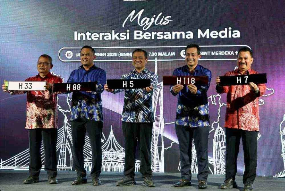 Aedy Fadly (tengah) melancarkan nombor pendaftaran istimewa siri H pada sidang akhbar Majlis Interaksi Bersama Media sempena Hari Malaysia di Presint Merdeka 118. Foto: Bernama