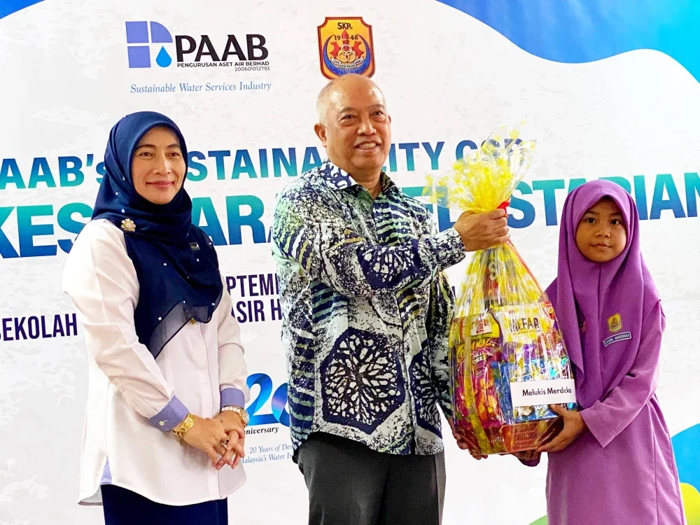 Ir Zulkiflee (tengah) turut menyampaikan hadiah kemenangan kepada pelajar terpilih semasa hadir pada Majlis Perasmian CSR Kelestarian PAAB di SKPH, Kota Bharu pada Selasa.
