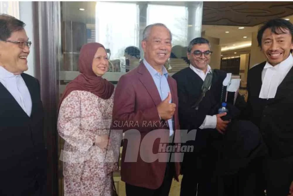 Muhyiddin Yassin dilepas dan dibebaskan oleh Mahkamah Tinggi di sini pada Selasa atas satu kes rasuah dan tiga pertuduhan pengubahan wang haram (AMLA) berjumlah RM200 juta.