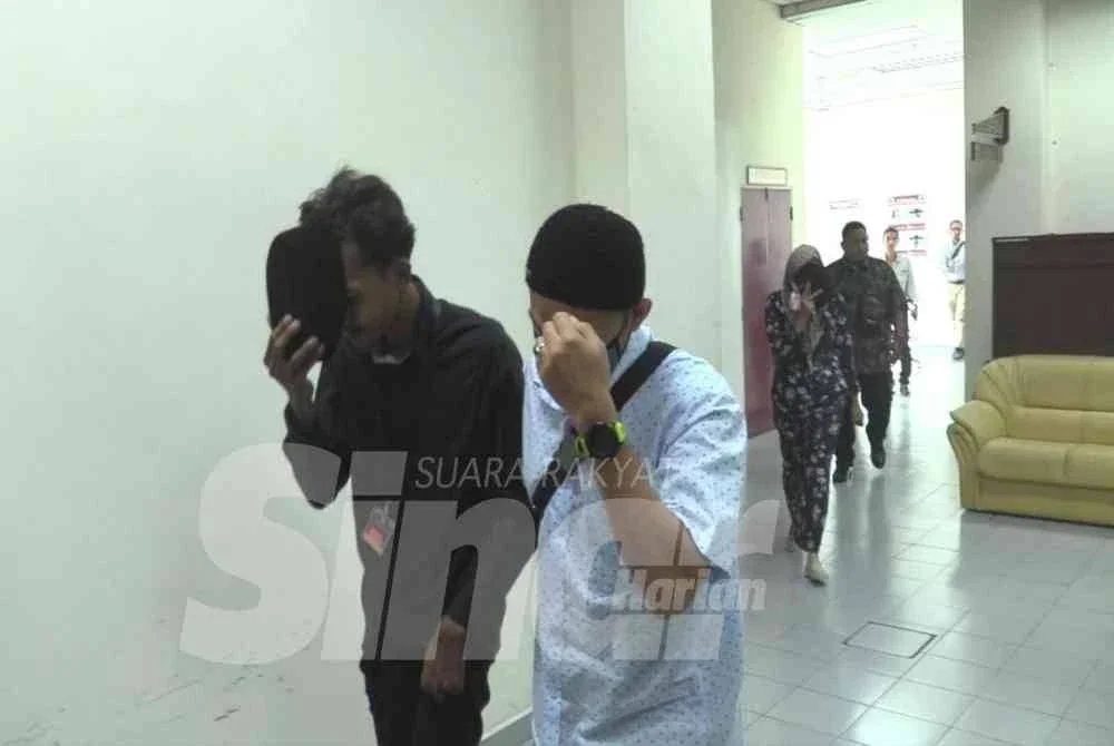Pesalah syariah (kiri) dan pasangan (belakang) ketika dihadapkan ke Mahkamah Rayuan Syariah di Kuala Terengganu pada Selasa atas kesalahan khalwat kali kedua tahun lalu.