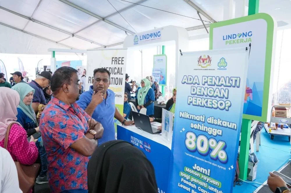 Orang ramai mendapatkan penerangan serta khidmat nasihat berkaitan perlindungan keselamatan sosial dan faedah PERKESO di reruai Lindung Pekerja sempena salah satu program PERKESO yang diadakan, baru- baru ini.