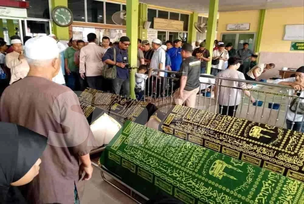 Kesemua jenazah tiba di Masjid Jamek Nurul Ehsan sebelum Asar untuk disolat dan dikebumikan.